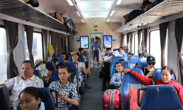 Hành khách đi tàu ngoại ô. Từ 1/6, giá vé tàu ngoại ô sẽ tăng gấp đôi.