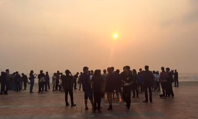Nhiều bạn trẻ có mặt từ sáng sớm để quan sát nhật thực tại công viên Biển Đông, thành phố Đà Nẵng. Ảnh: CLB Thiên văn Đà Nẵng