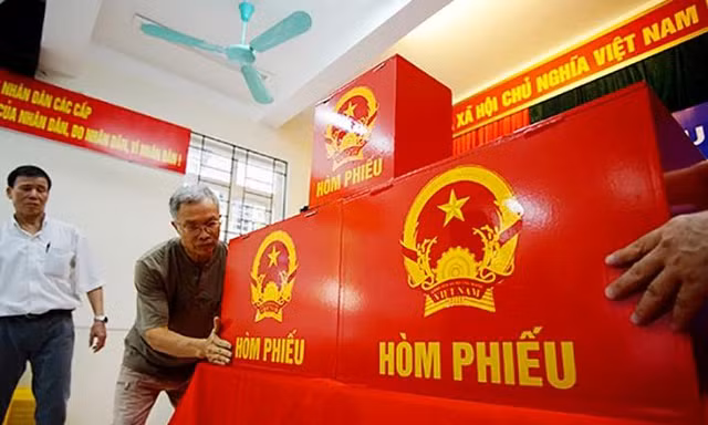 Mỗi điểm bầu cử có 3 hòm phiếu, trong đó có một hòm phiếu lưu động nhỏ để đưa đến tận nơi những người không có điều kiện đi bỏ phiếu.