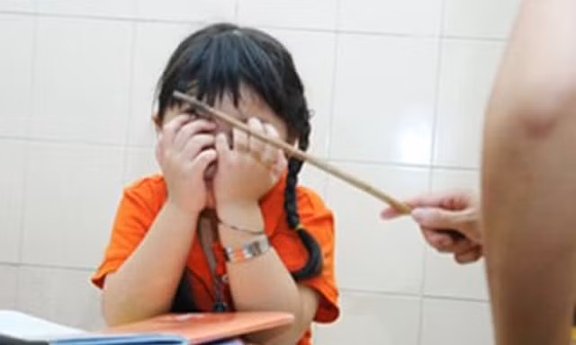 Thầy giáo bị tố đánh học sinh