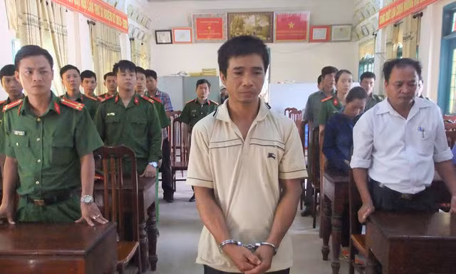 Đối tượng Nguyễn Thanh Sơn bị đưa ra phê bình trước người dân ở trụ sở UBND xã Cam Nghĩa.