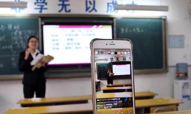 Giáo viên Trung Quốc live stream giảng bài cho học sinh ở nhà vì ô nhiễm