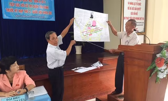 Ông Sang (bên phải) đang trình bày ý kiến bức xúc về sân goft trong sân bay Tân Sơn Nhất tại buổi tiếp xúc cử tri quận Tân Bình của Đoàn ĐBQH TPHCM sáng 11/10. Ảnh: Quốc Ngọc