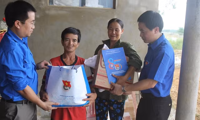 Những món quà cứu trợ thiết thực với người dân vùng lũ