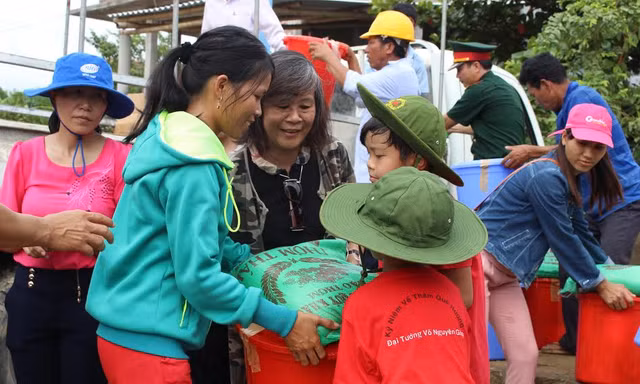 Bà Võ Hạnh Phúc, con gái của Đại tướng Võ Nguyên Giáp tặng quà và động viên người dân thôn Vinh Quang, xã Sơn Thủy (Lệ Thủy, Quảng Bình) vượt qua khó khăn.