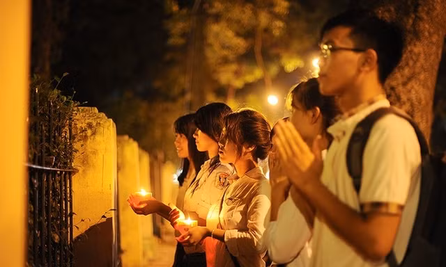 Tối 7/5, hàng chục sinh viên Hà Nội tập trung trước tư gia cố Đại tướng Võ Nguyên Giáp ở nhà số 30, Hoàng Diệu (Hà Nội) thắp nến tưởng nhớ người anh cả của quân đội nhân dân Việt Nam nhân 62 năm chiến thắng Điện Biên (7/5/1954 - 7/5/2016).