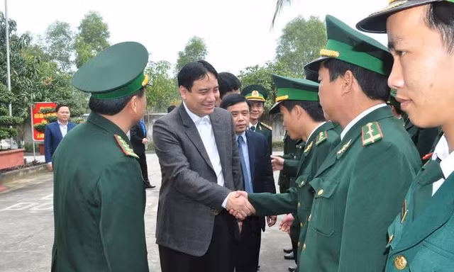 Ông Nguyễn Đắc Vinh thăm các cán bộ, chiến sỹ Hải đội 2, BĐBP Nghệ An.