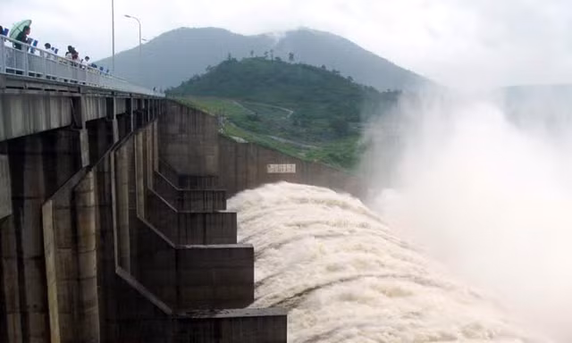 Nhiều hồ đập ở miền Trung đã no nước do lũ chồng lũ trong thời gian qua