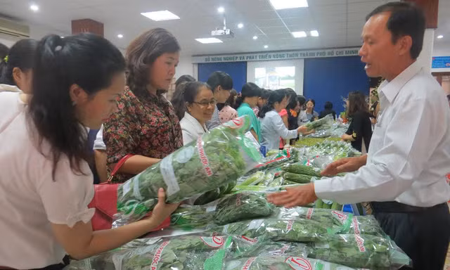 Những phiên chợ nông sản an toàn luôn thu hút người tiêu dùng