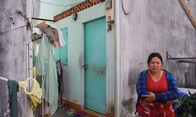 Chị Tuyết lo lắng cho đứa con của bà Điệp đang học cấp 3.