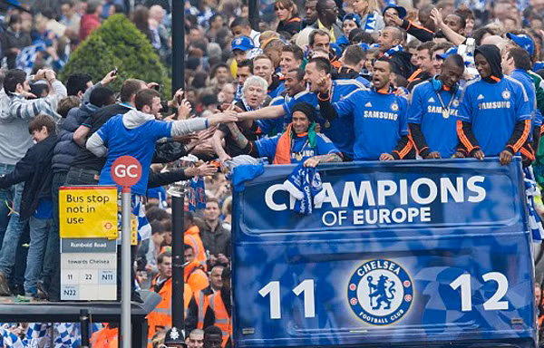 Chelsea được chào đón nhiệt liệt ngày trở về