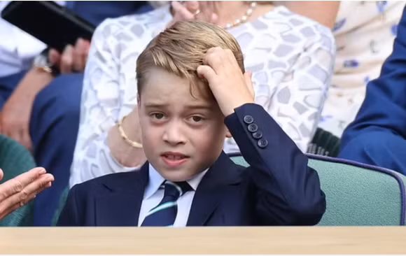 Hình ảnh gây tranh cãi ở giải Wimbledon: Hoàng tử George 8 tuổi phải mặc vest dưới trời nóng