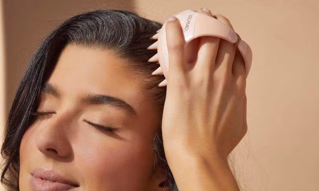Tạm biệt nỗi lo rụng tóc lại giúp bạn giảm căng thẳng với mẹo mát-xa da đầu