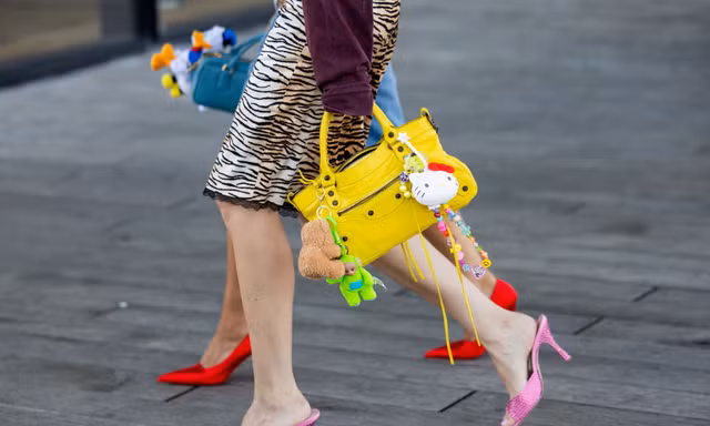 Xu hướng phụ kiện mạnh mẽ nhất mùa Xuân Hè 2025 vẫn tiếp tục là bag charm