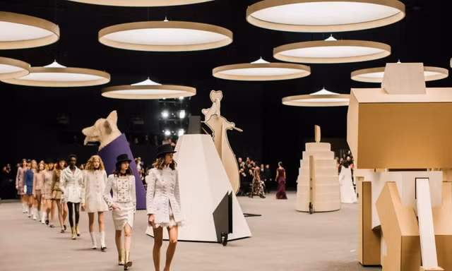 Đối thủ truyền kiếp đụng độ: Chanel đem muông thú lên sàn diễn, liệu có thắng Schiaparelli?