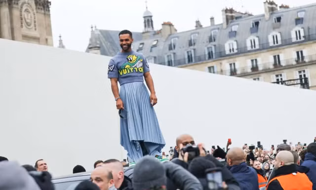 Trai đẹp "Emily In Paris 3" gây sốc khi mặc váy xếp ly dự show của Louis Vuitton