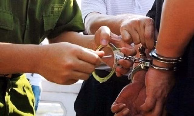 Đội trưởng điều tra nhận hối lộ để 'chạy án' giao cấu