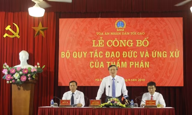 Chánh án Nguyễn Hòa Bình tại lễ công bố.