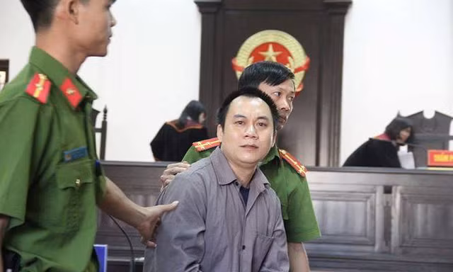 Tài xế container đâm Innova đi lùi bị gia hạn tạm giam thêm 120 ngày