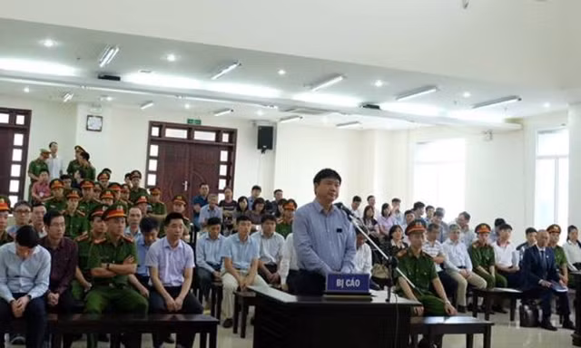 Bị cáo Đinh La Thăng trước bục khai báo.