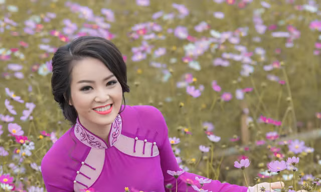 Á hậu Thụy Vân khoe nhan sắc rực rỡ giữa vườn Xuân