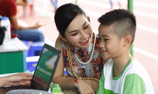 Kim Hiền quấn quýt bên con trai.
