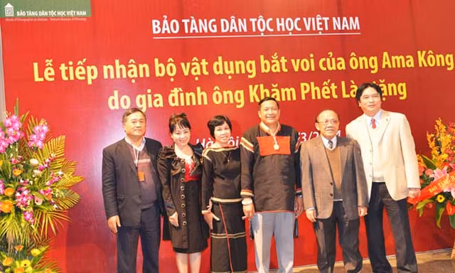 Lãnh đạo Bảo tàng, ông Mã Điền Cư cùng vợ chồng ông Khăm Phết Lào và đại diện báo Tiền Phong tại lễ công bố. Ảnh: Nguyễn Quyền