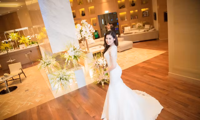 Á hậu Tú Anh xinh đẹp trong mẫu váy cưới lộng lẫy.