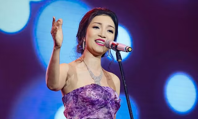 Phạm Thu Hà trình diễn trong sự kiện 'Woman in Music'.