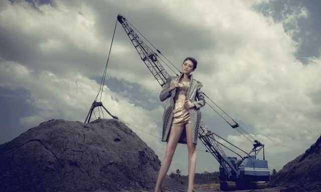 Kha Mỹ Vân khoe chân dài bên lò gạch cũ