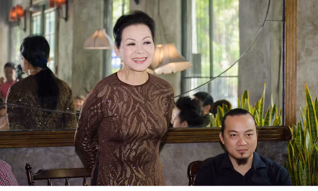 Khánh Ly hạnh phúc đón nhận sự chào đón nồng nhiệt của báo giới Hà Nội.