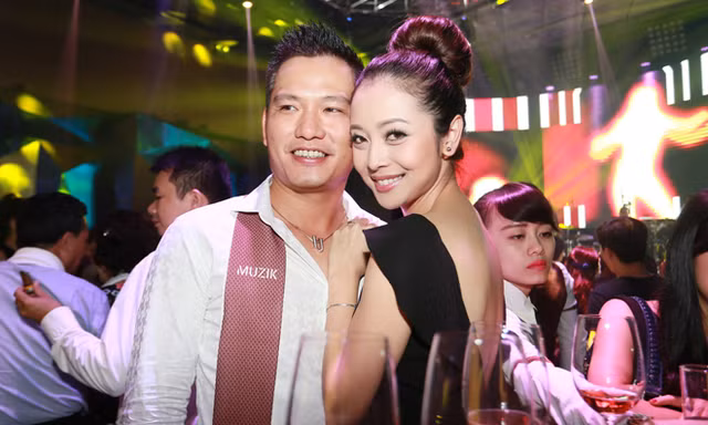 Jennifer Phạm tình tứ ôm chặt ông xã.