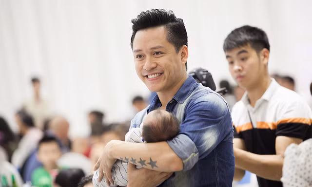 Tuấn Hưng hạnh phúc trong lễ đầy tháng con trai.