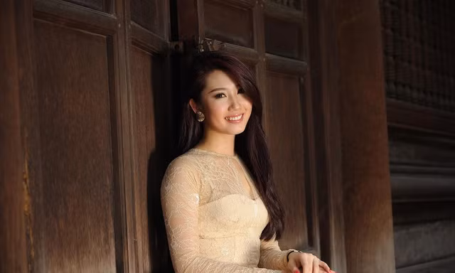 Lê Huỳnh Thúy Ngân quyến rũ với áo dài cách điệu