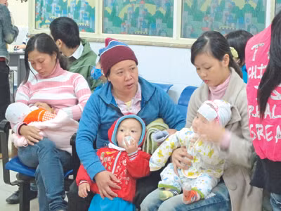 Chuyển mùa, nhiều trẻ nhập viện
