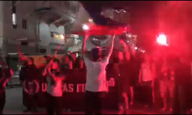 CĐV Philippines đốt pháo sáng cổ vũ đội nhà bên ngoài sân Rizal Memorial