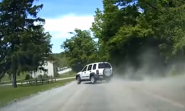 Vượt ẩu, xe Jeep mất lái rồi lật nhào