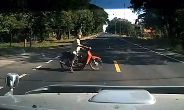 Thót tim xe máy băng qua đường sát mũi ôtô 