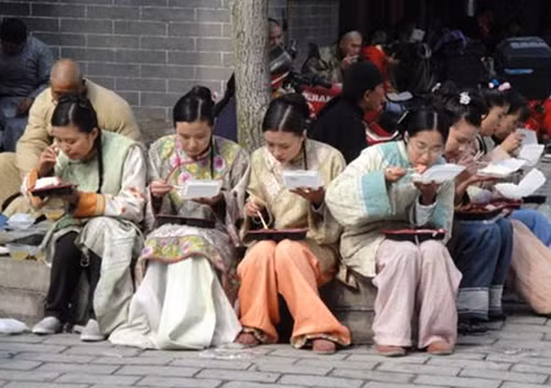 Hàng nghìn diễn viên quần chúng ăn mì gói chờ có việc vì dịch bệnh