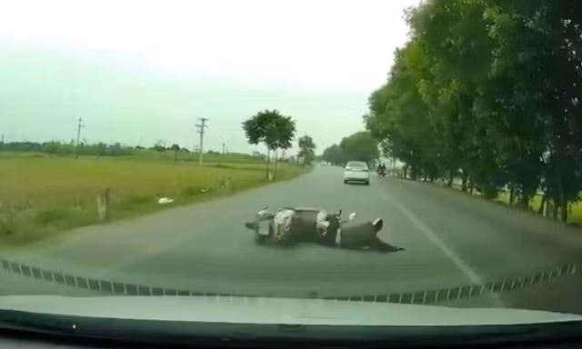 Thót tim với pha va chạm khiến xe máy suýt nằm dưới gầm ôtô