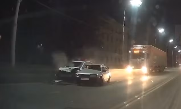 Ôtô cố vượt, đâm vào xe cảnh sát đang làm nhiệm vụ