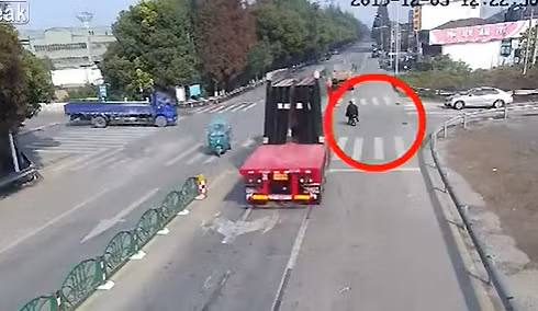 Người đi xe máy bị 'chôn vùi' dưới những mảnh kính vỡ