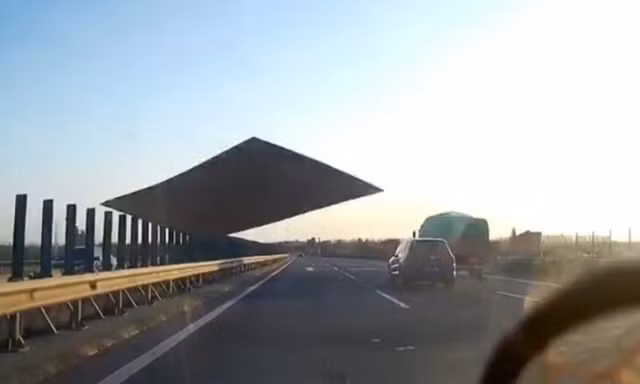 Đột nhiên bị tấm ván đập vào kính chắn gió