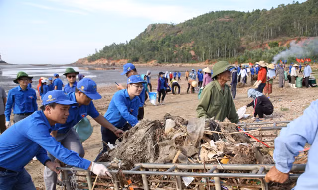 Đồng chí Nguyễn Thái Hà, Bí thư Đoàn cơ quan TW đoàn; đồng chí Nguyễn Duy Hưng, Phó GĐ Trung tâm Tình nguyện quốc gia cùng chung tay dọn rác thải. Ảnh: Thanh Huyền