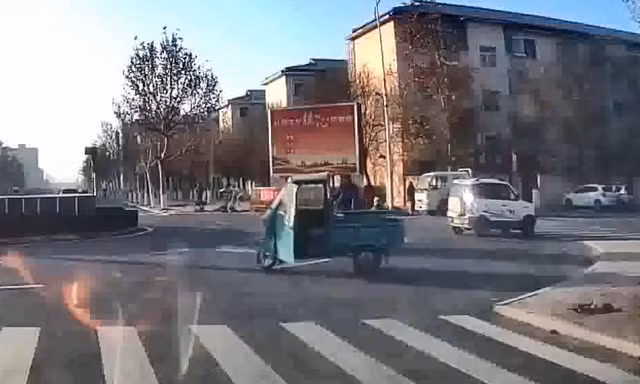 Sau va chạm, xe ba gác xoay vòng giữa đường