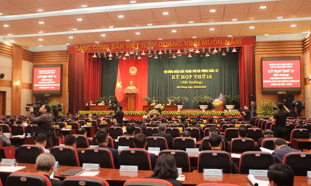Ông Lê Khắc Nam cho biết, việc tặng quà người dân đã được Ban Thường vụ, Cấp ủy chính quyền thông qua và HĐND biểu quyết 100%