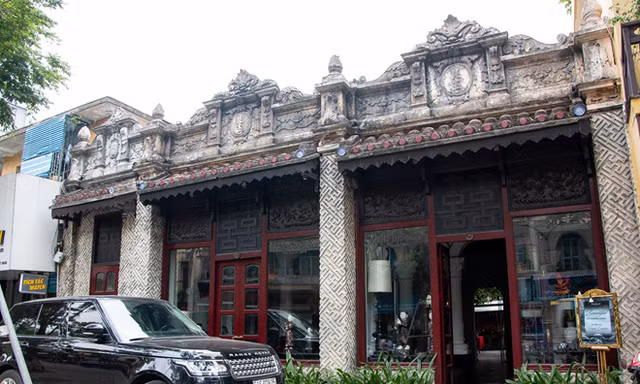 Cửa hàng Khaisilk tháo biển hiệu, lặng lẽ tu sửa bên trong