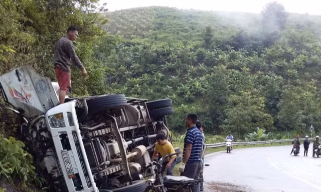 2 người mắc kẹt trong chiếc ô tô lật, 7 con trâu chết trên thùng xe