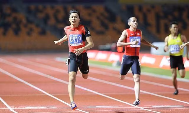 VIDEO: Trần Nhật Hoàng 'múa quạt' trước khi săn HCV chạy 400 mét