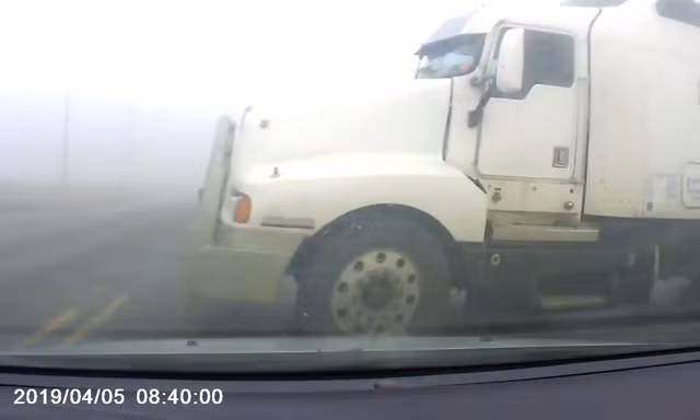 Đâm thẳng vào container khi qua giao lộ trong sương mù